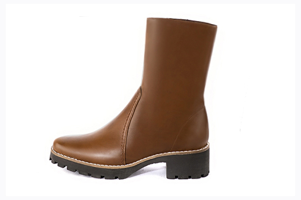 Caramel brown women's ankle boots with a zip on the inside. Round toe. Low rubber soles. Profile view - Florence KOOIJMAN